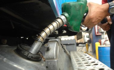 El litro de gasolina se podrá pagar en pesos en las estaciones de servicio venezolanas de la zona fronteriza con Colombia, en medida gubernamental de última hora. Archivo