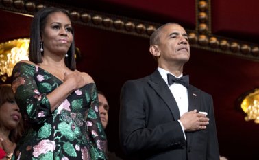 El presidente Barack Obama y la primera dama Michelle Obama durante el himno nacional en la gala de Premios del Centro Kennedy, en Washington. AP