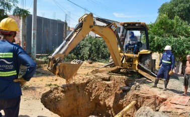 En la mañana del lunes, Aguas Kpital llegó hasta la calle 25 con avenida 20 y 20A para reparar el tubo roto y los daños que dejó la caída de un árbol en esta zona. Edinsson Figueroa