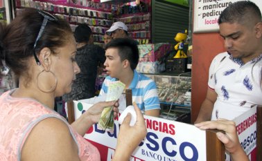 En la última semana, la moneda venezolana alcanzó cotizaciones mínimas históricas, pagándose menos de un peso por bolívar en las casas de cambio de Cúcuta. Archivo
