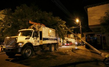 El vehículo se llevó unos cables. Juan Pablo Cohen