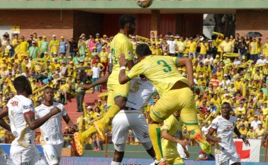 Atlético Bucaramanga y Deportes Tolima librarán hoy un difícil partido por las semifinales del Torneo Finalización del fútbol colombiano. Colprensa