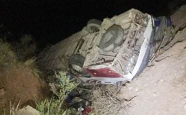 El bús de desbarrancó en la noche del miércoles cuando el conductor intentó eludir un tráiler en el camino. La Razón de Bolivia