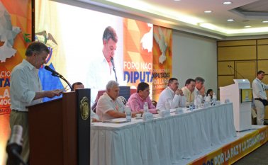 En mayo pasado, durante un foro nacional de diputados que tuvo lugar en Cúcuta, el presidente Juan Manuel Santos se comprometió con los dirigentes a presentar un proyecto para el reconocimiento de sus prestaciones.  Archivo La Opinión