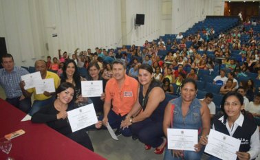 Mujeres muestran orgullosas su título. La Opinión