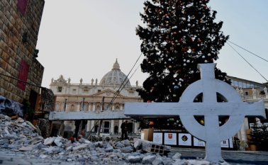 Así se ve la replica del pesebre con la cruz rota. AFP