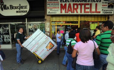 La falta de dinero en efectivo debido a las restricciones bancarias y los altos precios provocados por la inflación están limitando las ventas navideñas en Venezuela. Archivo