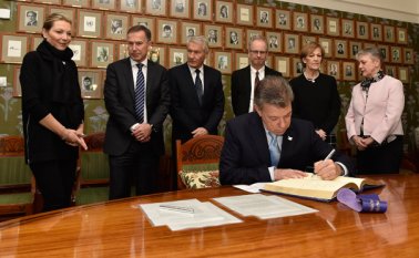Horas antes de la entrega del premio, el presidente Juan Manuel Santos estuvo en el Instituto Nobel junto con su esposa María Clemencia Rodríguez, firmando el libro de invitados y protocolo. Presidencia