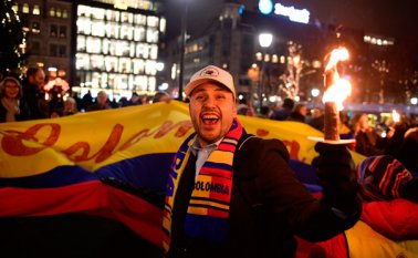 Los marchantes acudieron a la céntrica plaza Karl Johann, frente al Grand Hotel, en donde se hospedó Santos. AFP