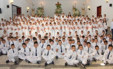 70 de los menores beneficiados con trajes para la ceremonia residen en Cormoranes, 30 son de Chinácota y los demás son hijos de asesores comerciales de la empresa Apuestas Cúcuta 75. Alfredo Estévez