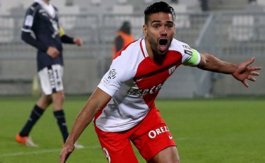 Radamel Falcao anotó tres goles este sábado frente al Burdeos. AFP