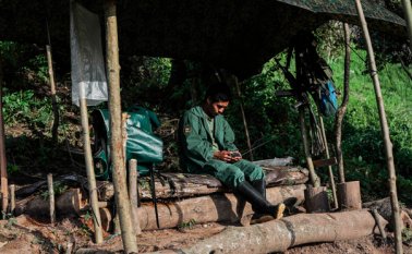 Esta semana, las Farc informaron que habían frenado su avance hacia las 27 zonas de concentración, donde dejarán las armas progresivamente bajo vigilancia de la ONU, por la existencia de órdenes de captura contra sus miembros y problemas de infraestructura. AFP