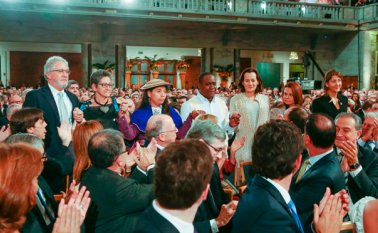 Varias víctimas de las Farc, entre ellas Ingrid Betancourt (primera a la derecha) asistieron a la ceremonia de entrega del Nobel de Paz al presidente Juan Manuel Santos, en Oslo. AFP
