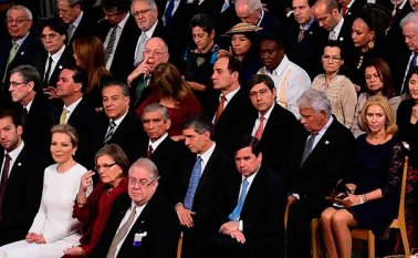Representantes de las víctimas del conflicto también estuvieron en la ceremonia. AFP