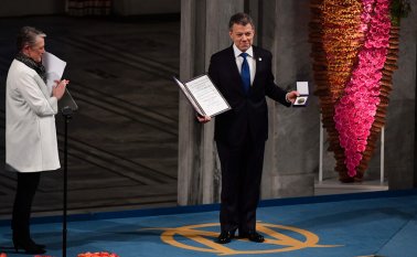 Juan Manuel Santos llegó a Oslo acompañado de 30 personas. AFP