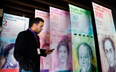 Hace ocho años, Venezuela simplificó el uso de la moneda y le quitó tres ceros. Economistas expertos afirman que actualizar el cono monetario no grantiza que se genere inflación. El 15 de diciembre comienza a circular el billete de 500 bolívares fuertes. AFP