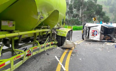 La Policía se hizo presente en el lugar para prestar ayuda a las víctimas y hacer el levantamiento del accidente vial. Cortesía