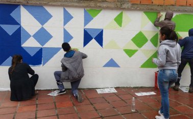 Los estudiantes y docentes del programa de arquitectura de la Universidad de Pamplona están interviniendo el espacio público local para cambiarle el aspecto. Roberto Ospino