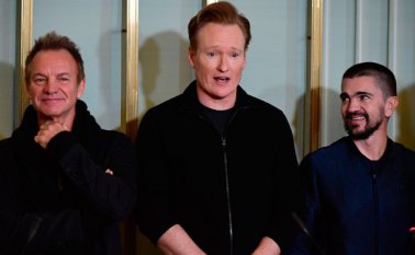 (De izquierda a derecha) El cantante, compositor y actor británico Sting, el anfitrión de televisión estadounidense Conan O'Brien y el músico colombiano Juanes asisten a una conferencia de prensa previa al Concierto del Premio Nobel de la Paz en Oslo. AFP