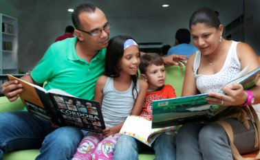 En las bibliotecas públicas del país se ejecutó la estrategia. Así mismo, se promovió la lectura en familia. Colprensa