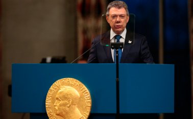 El presidente de Colombia recibió este sábado el galardón por sus esfuerzos por acabar el conflicto armado con la guerrilla de las Farc. AFP