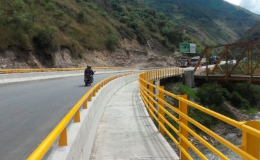 La nueva estructura cuenta con dos voladizos sucesivos en concreto reforzado. Tiene 110 metros de longitud, con dos carriles y andenes a cada lado. Cortesía