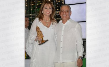 Claudia Uribe, gerente de Comfanorte, recibió el galardón de manos de Ángel Uriel García. Rodrigo Sandoval