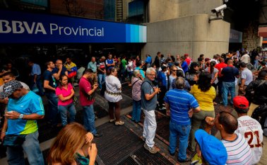 Largas filas se ven en los bancos desde las primeras horas del día. El objetivo de todos es depositar o canjear sus billetes de 100 bolívares. AFP