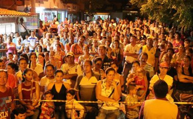 Los vecinos de las comunidades afectadas se reunieron en el barrio Divino Niño para escuchar cómo se realizará el trámite de legalización. Cortesía