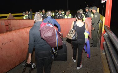 Anoche fue acatada la decisión del presidente de Venezuela, Nicolás Maduro, en el puente Simón Bolívar, donde la Guardia Nacional no permitió el paso hacia San Antonio, desde La Parada (Villa del Rosario). Edinsson Figueroa
