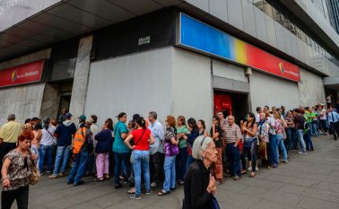 Maduro ordenó sacar de la calle el billete de 100 -el de mayor valor y circulación en el país- para acabar con supuestas "mafias" que acaparaban ese billete en la frontera con Colombia. AFP