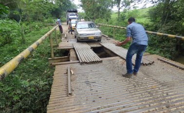 Este es uno de los pontones de la vía Tibú-Cúcuta. Archivo