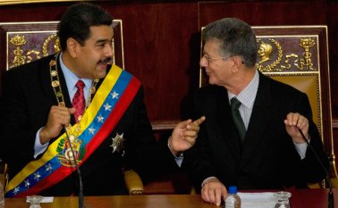 El presidente Maduro y Henry Ramos Allup, presidente del parlamento, han sostenido diversos pleitos. Archivo