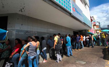 En Venezuela siguen las filas en las entidades bancarias para cambiar el billete de 100 bolívares, que según orden del presidente ese país, Nicolás Maduro, para lo que dio un plazo de 72 horas.  AFP