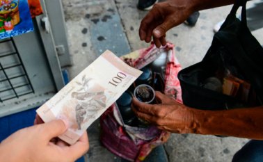 El presidente Nicolás Maduro ordenó el cierre de sus fronteras para evitrar el ingreso del billete de Bs. 100, el cual decretó su salida de circulación. AFP