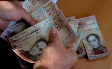 El gobierno de Venezuela al supender la circulación del billete de 100 bolívares le juega sucio a los comerciantes de la frontera colombiana AFP