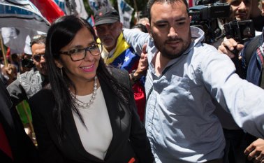 La canciller de Venezuela, Delcy Rodríguez, cuando abandonada el Ministerio de Relaciones Exteriores de Argentina en Buenos Aires, este miércoles. AP
