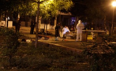 Los cadáveres quedaron tendidos uno cerca del otro, en la mitad del parque del barrio Claret, en la ciudadela Juan Atalaya. Cristian Herrera