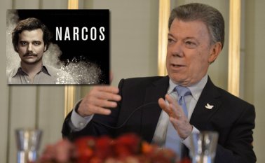 El cartel está situado en la Puerta del Sol, el corazón de la capital española, y muestra al personaje de Pablo Escobar de la serie. Colprensa