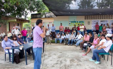 En una reunión a la que asistieron delegados del Ministerio de Ambiente, Corponor y los líderes de la comunidad se exigió que la comunidad sea tenida en cuenta para aclarar las dudas por el proyecto. Alfredo Estévez