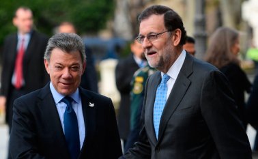 Mariano Rajoy (derecha) entregó este miércoles el Premio Nueva Economía Fórum 2016 al presidente Juan Manuel Santos. AFP