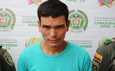Uno de los detenidos es Jhonatan Javier Acevedo Sánchez, de 22 años, quien junto a su compañero intentó arrojar el arma, pero los policías lograron interceptarlos. Policía Nacional