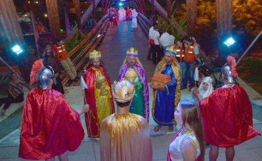 El recorrido por el pesebre en vivo está cargado de la magia de la Navidad, el público podrá interactuar con los personajes de la época. Cortesía