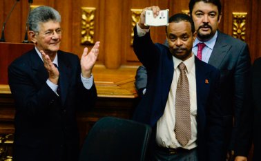 La renovación de autoridades electorales se convirtió en el nuevo episodio de la lucha de poderes en Venezuela, que vive una grave crisis económica con aguda escasez de alimentos y medicamentos, donde la Asamblea Nacional, que preside Henry Ramos Allup (izquierda) por primera vez en 17 años, tiene mayoría de la oposición. AFP