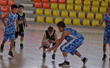 En el coliseo Toto Hernández se disputa el tercer festival de baloncesto infantil Copa Navidad certamen que se clausura hoy. Mario Caicedo