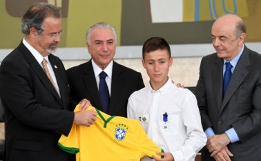 El joven Johan Alexis Ramírez Castro (foto), uno de los héroes rescatistas de la tragedia del avión de Lamia, en la que murieron 71 ocupantes en el Cerro el Gordo, fueron condecorados ayer por el gobierno de Brasil. AFP