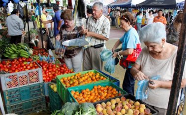La Gobernación de Norte de Santander viene organizando mercados campesinos para contrarrestar el incremento de precios por parte de intermediarios.  Archivo La Opinión