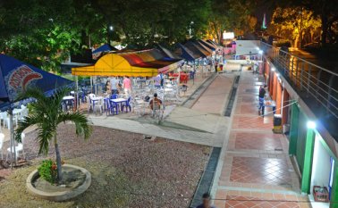 Esta semana se trasladaron los primeros vendedores a la nueva plazoleta de comidas de El Malecón. Así luce por las noches este sector. La Opinión