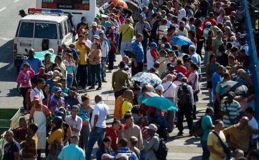 A las afueras de los bancos, los venezolanos esperaron por recibir los nuevos billetes de 500,1.000, 2.000, 5.000, 10.000 y 20.000 bolívares, que nunca llegaron. AFP