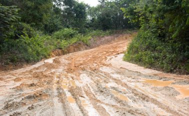 El barro cubre la trocha que conduce a Caño Indio (Tibú) donde está previsto que se concentren los miembros de las Farc, en desarrollo del acuerdo de paz entre el Gobierno y esa organización guerrillera. Luis Alfredo Estévez